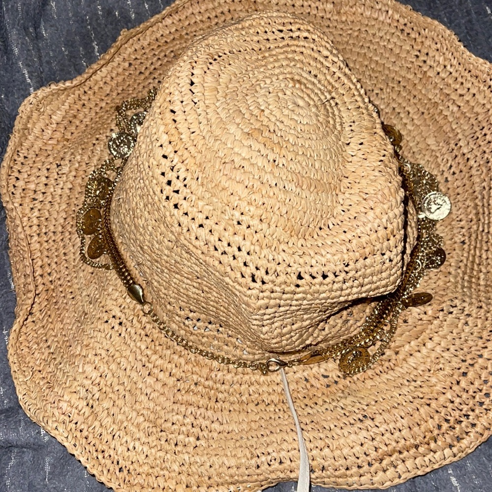 Wire-brimmed straw hat